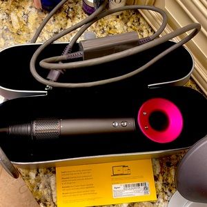 Dyson hairdryer with stand and attachments